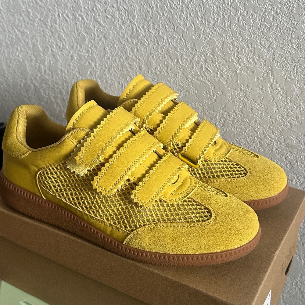 Steve Madden momentum sneaker